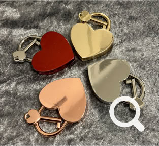 Liebesschlösser in Vier verschiedenen Farben in Herzform