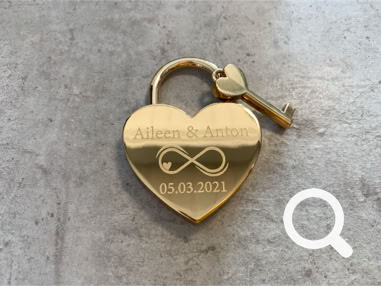 Goldenes Liebesschloss in Herzform mit Wunschgravur