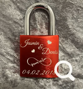 Rotes Liebesschloss mit einer individuellen Wunschgravur von Namen mit Datum und grafischen Symbolen