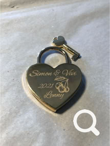 Liebesschloss in Gold mit Wunschgravur