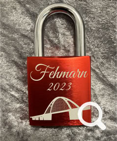 Rotes Liebesschloss mit Gravur der Fehmarnsundbrücke und einer Jahreszahl